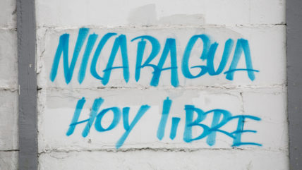 Auf einer Wand steht blau auf weiß auf Spanisch: Nicaragua heute frei