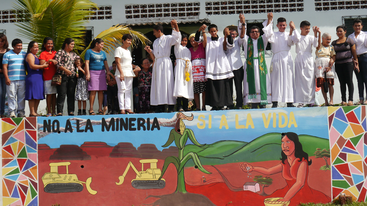 Veranstaltung von CRIPDES, Straßenkunst mit dem Schriftzug "Nein zum Bergbaun - Ja zum Leben"