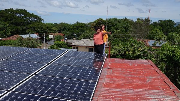 Solaranlage-auf dem Dach von XochiltAcatl, Nicaragua
