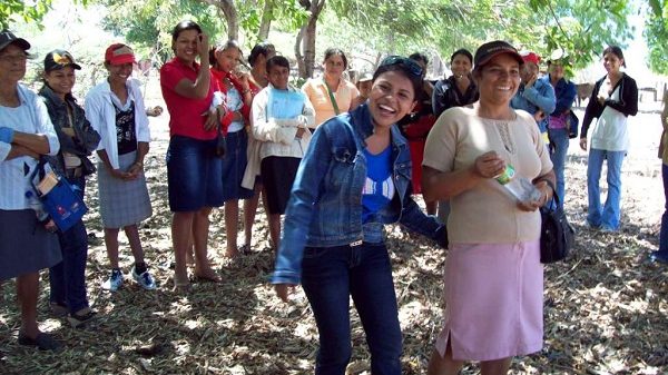 XochiltAcatl-Nicaragua Workshop, zwei frauen Lachen, dahinter steht eine Gruppe Menschen