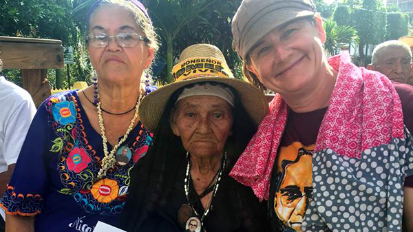 Drei Damen beim Jugendkongress zum 100. Geburtstag von Oscar Romero