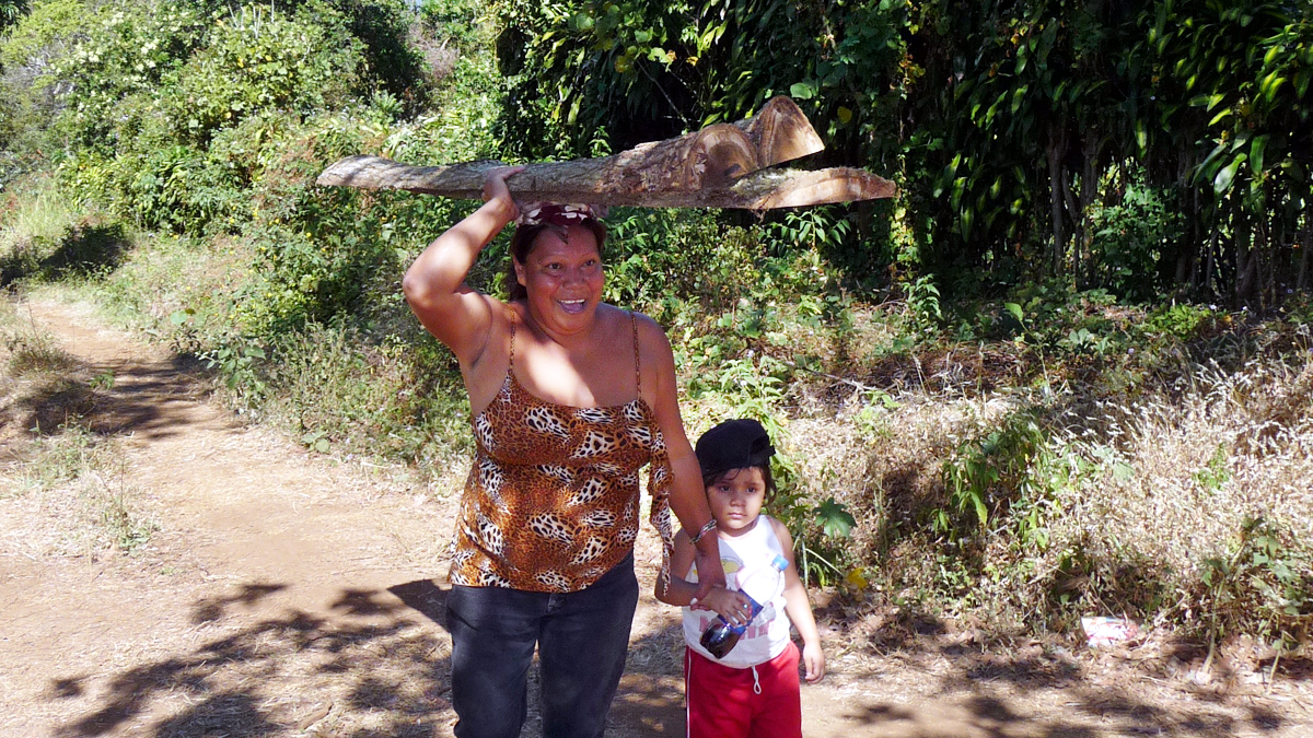 Mujer transportando elementos constructivos