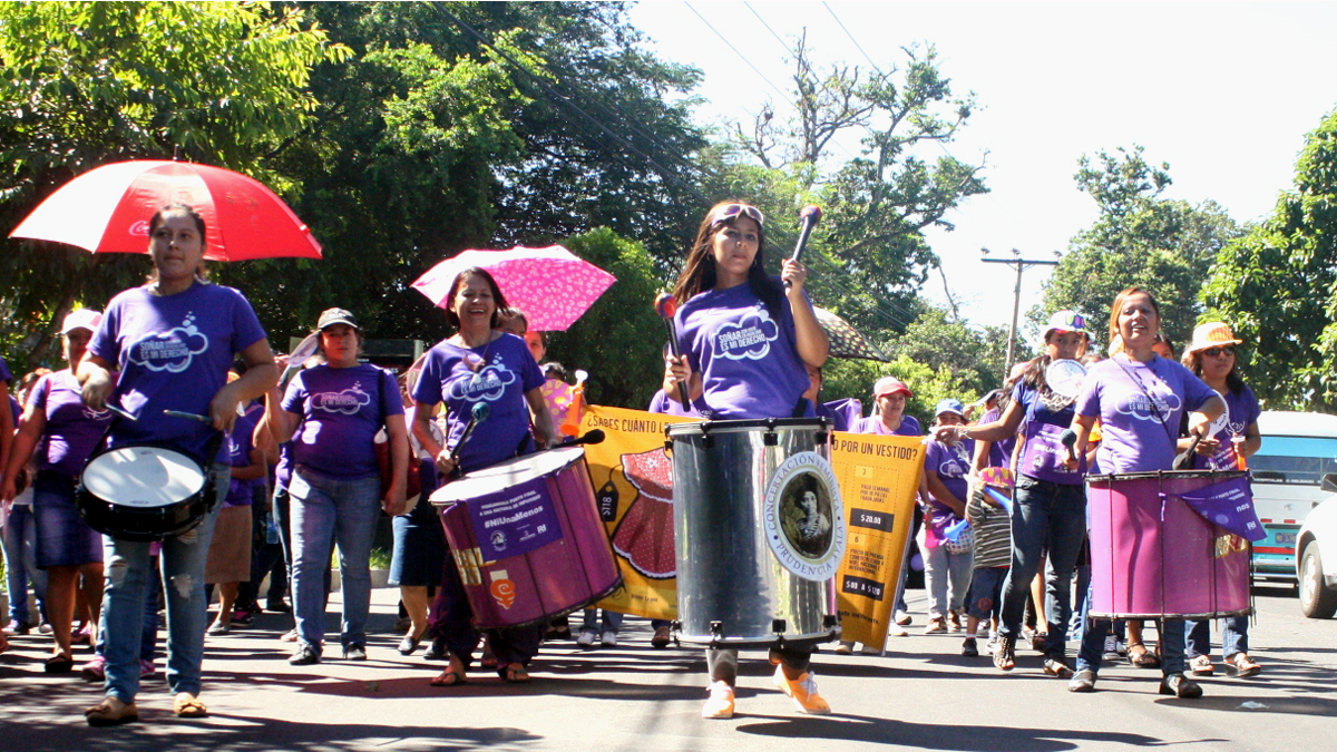 Trommelgruppe von Mujeres Transformando bei einer Demonstration