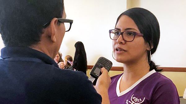 Eine Mitarbeiterin von Mujeres Transformando gibt ein Interview.