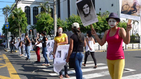 Menschenkette mit geschminkten Demonstrierenden