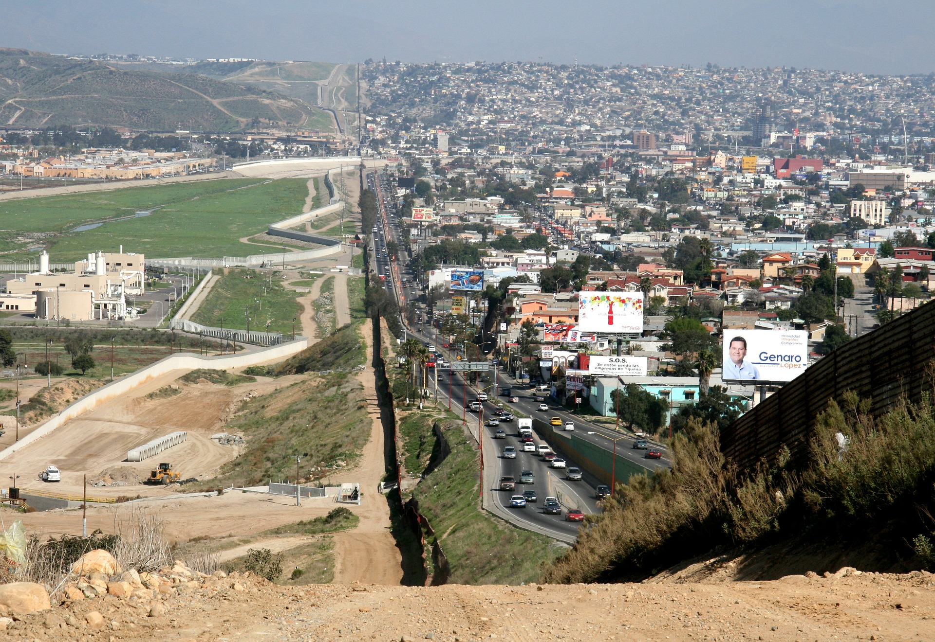 Grenze zwischen den USA und Mexiko, auf der einen Seite dicht bebaut, auf der anderen Grenzschutzanlagen