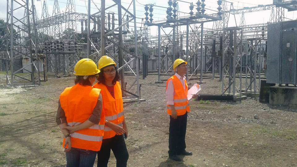 Besichtigung einer Elektrizitätwerks durch Mitarbeiter*innen von EMIH