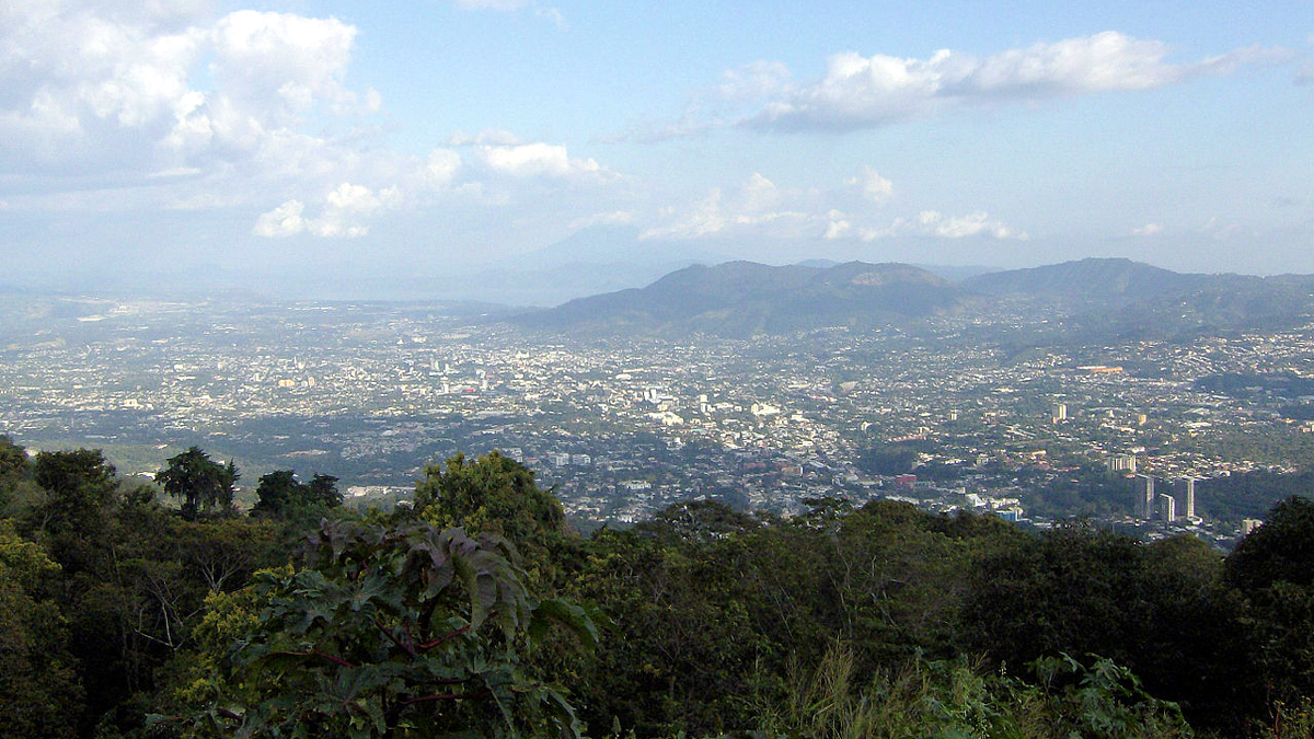 San Salvador von einem nahen Berg aus