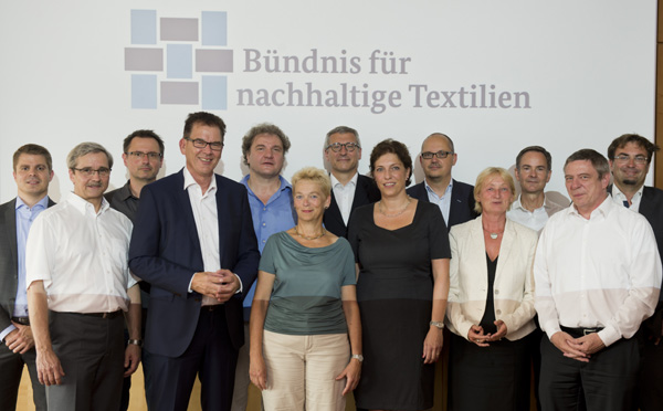 Gerd Mueller, CSU, Bundesentwicklungsminister, mit den Mitgliedern des neuen Steuerungskreis Textilbuendnis, Berlin, 11.08.2015. Copyright: Michael Gottschalk/photothek.net [Tel. +493028097440 - www.photothek.net - Jegliche Verwendung nur gegen Honorar und Beleg. Urheber-/Agenturvermerk wird nach Paragraph13 UrhG ausdruecklich verlangt! Es gelten ausschliesslich unsere AGB.]