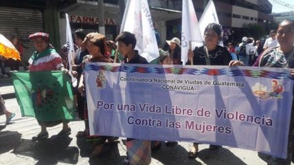 CONAVIGUA bei einer Demonstreaion gegen Gewalt gegen Frauen