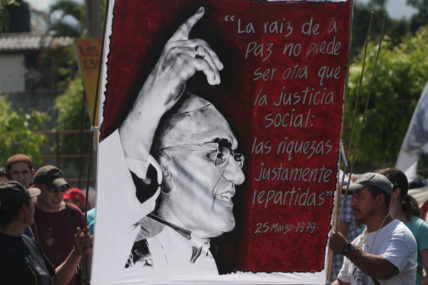 Plakat bei der Demo in El Salvador zum 30. Todestag von Oscar Romero