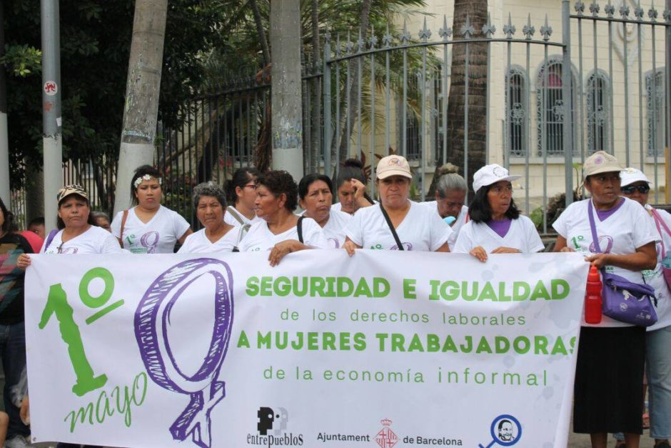 Überstunden, Belästigung, Gesundheitsrisiken – und das alles für einen Hungerlohn! Das ist der Alltag für viele Arbeiterinnen in den Weltmarktfabriken Mittelamerikas. Durch den Maquila-Solidaritätsfonds werden die Näherinnen darin bestärkt, ihre Rechte einzufordern.