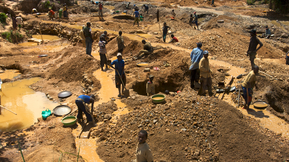 Menschen arbeiten in einer wilden Mine in einem afrikanischen Land