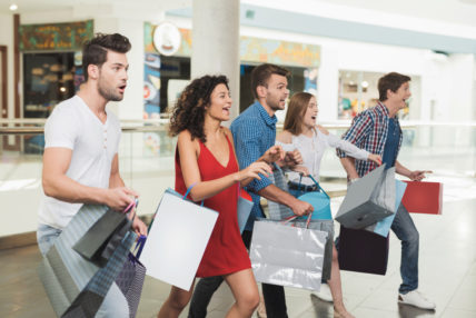 Vier junge Leute stürmen am sogenannten schwarzen Freitag eine Einkaufszentrum