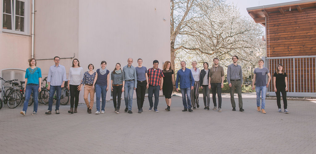 Das Team der CIR läuft in einer langen Reihe auf die Kamera zu