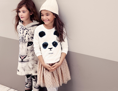 Zwei Kindermodels posieren mit den Bärchen- und Tiegermotiv bedruckten H&M Klamotten
