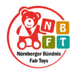 Ein Teddy mit Armschlinge ziert das Logo des Nürnberger Bündnisses Fair Toys (NBFT)