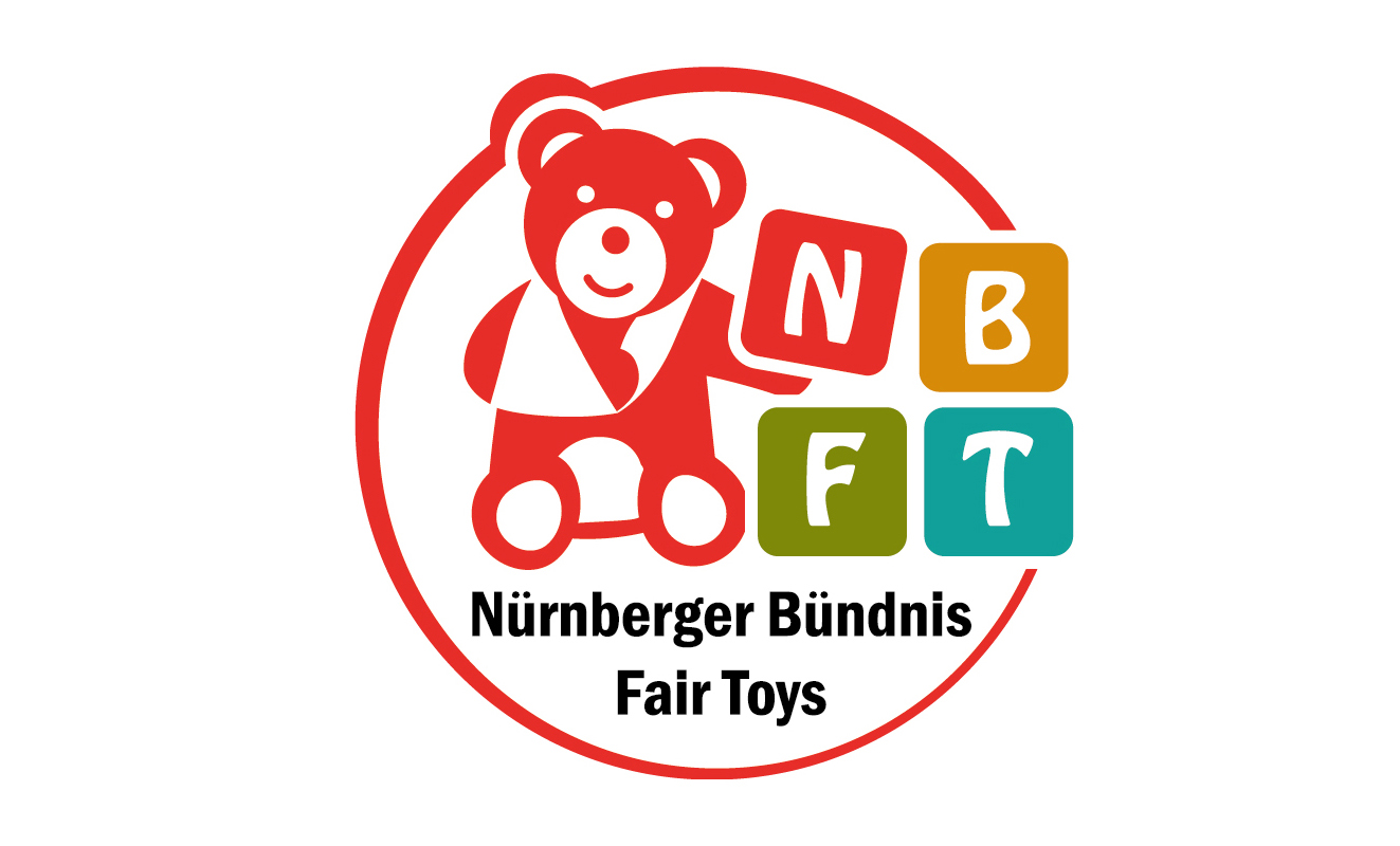 Ein Teddy mit Armschlinge ziert das Logo des Nürnberger Bündnisses Fair Toys (NBFT)
