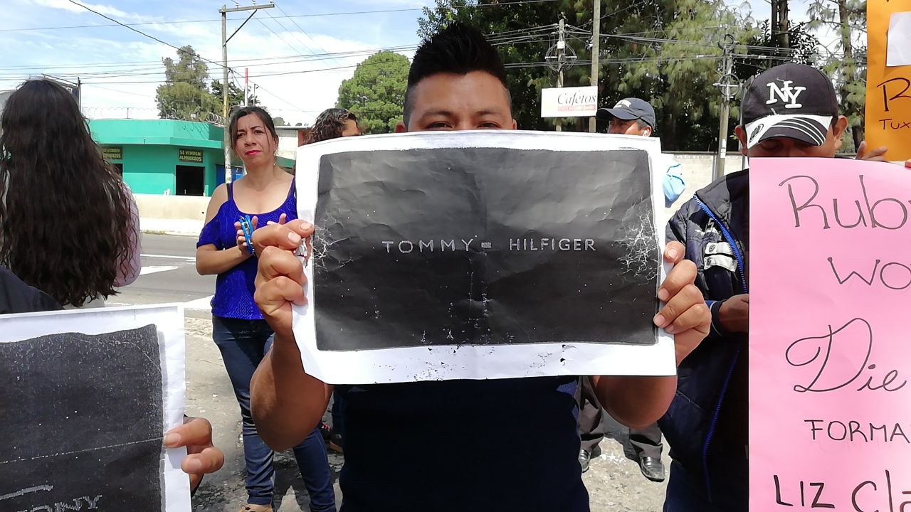 Arbeiter*innen demonstrieren vor dem Fabriktor von Samsol, wo sie bis zu ihrer Entlassung für Tommy Hilfiger, Calvin Klein etc. genäht hatten