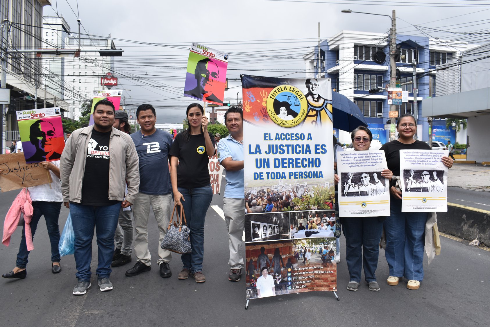Grupper unserer Partner*innen von Tutela Lega, die am 10. Oktober 2018 für Gerechtigkeit im Fall des MOrds an Oscar Romero demonstrieren.