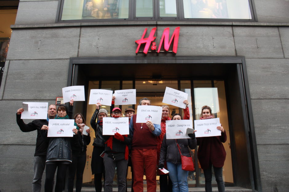 Aktivistinnen der Kampagne für Saubere Kleidung vor dem H&M