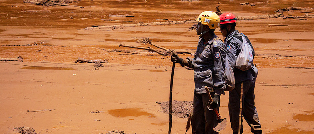 Aufräumarbeiten vor den brauchen Schlammmassen des Dammbruchs von Brumadinho