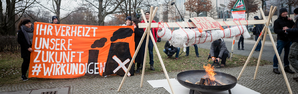 In einer Aktion von FridaysforFuture Wird eine Puppe symbolisch für "die Jugend" über einer Feuerschale vor dem Kanzleramt in Berlin verheizt