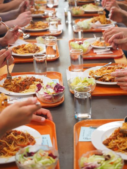 Außer-Haus-Markt: Tabletts mit Essen in der Kantine