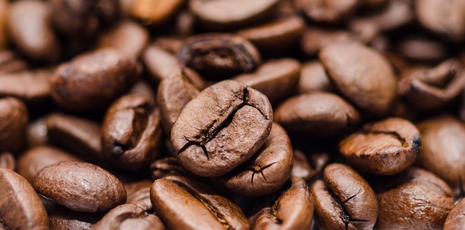 Betroffene berichten über die Menschenrechtsverletzungen bei der Kaffee-Produktion in Brasilien: Für das beliebte Exportprodukt werden Arbeiter*innen ausgebeutet und indigene Gemeinden mit Gewalt von ihrem Land vertrieben. Mehr dazu in unserer Video-Reihe.