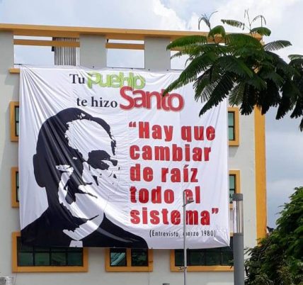 "Das System muss von Grund auf verändert werden." Romero-Zitat auf einem Banner an der Plaza Cívica. Foto: Doro Mölders