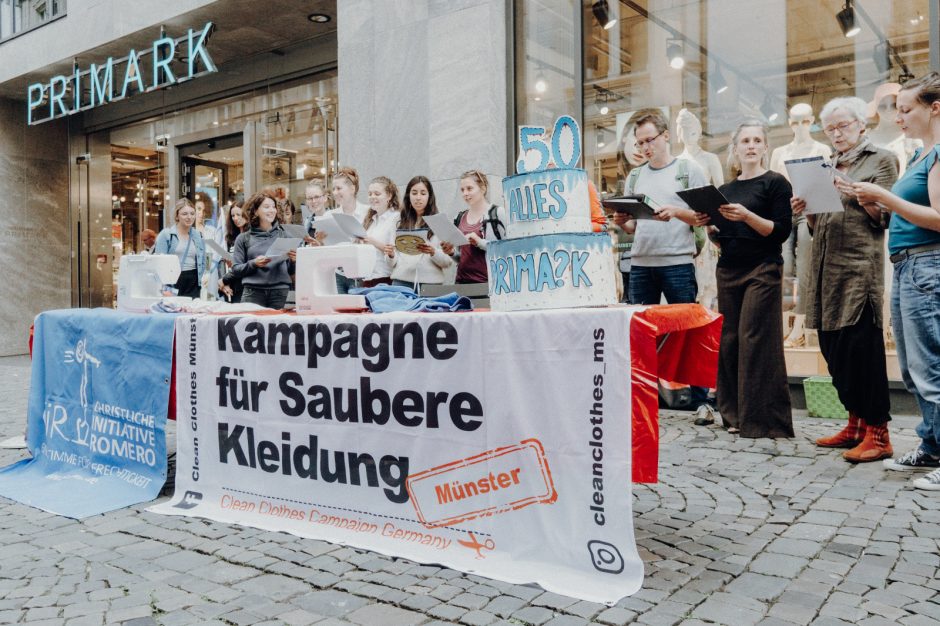 Eindrücke von der Aktions der CIR und Clean Clothes Münster vor Primark zu dessen 50. Geburtstag unter dem Motto "alles Prima?k"