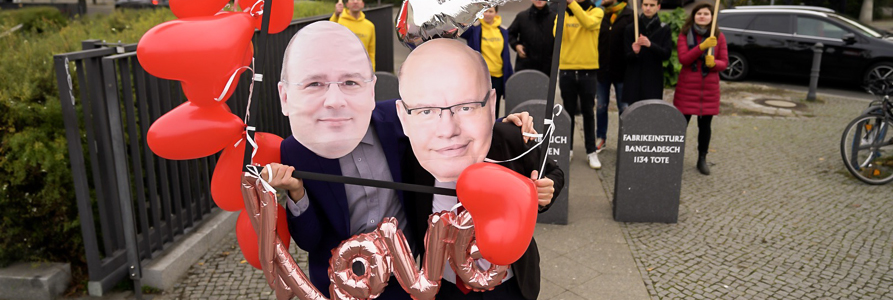 Protestaktion zum Arbeitgebertag mit Pappmasken von Wirtschaftsminister Altmaier und BDA-Chef Steffen Kampeter