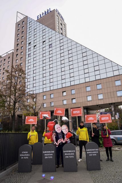 Protestaktion zum Arbeitgebertag mit Pappmasken von Wirtschaftsminister Altmaier und BDA-Chef Steffen Kampeter