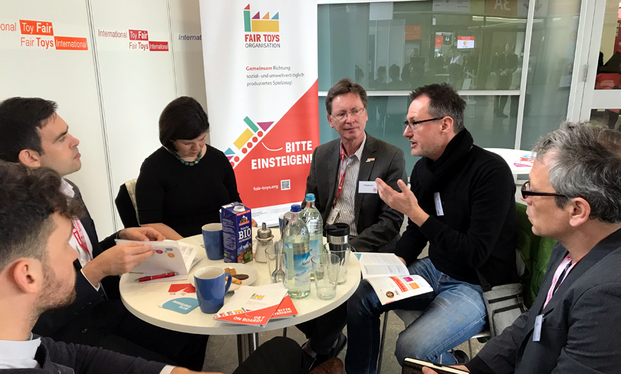 Auf der Nürnberger Spielwarenmesse 2020 erklärt CIR-Referent Maik Pflaum Philipp Abel von der Fair Toys Organisation, Mark Robertson von Carmel Giblin (CEO ICTI Ethical Toys Program), Jürgen Bergmann vom Nürnberger Bündnis Fair Toys und Steffen Kircher von der Fair Toys Organisation die Vorteile einer Multi-Stakeholder Initiative für faires Spielzeug