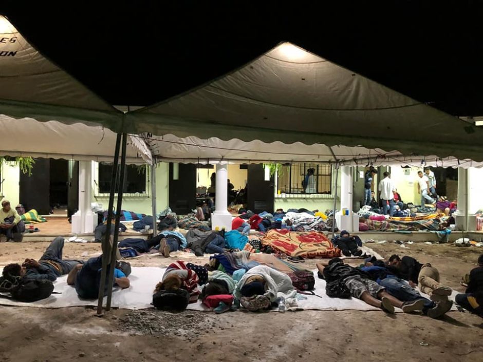 Migrant*innen unter einem Zeltdach