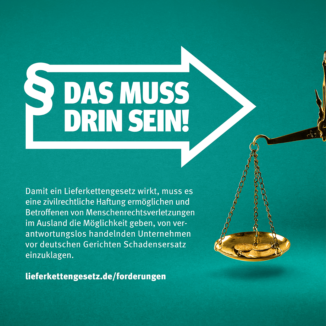 Pfeil im Stil des Logos der Initiative Lieferkettengesetz mit den Spruch "Das muss drin sein!" zeigt auf eine Goldwaage