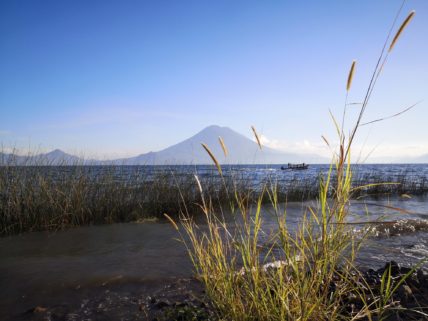 Ufer des Atitlán Sees in Guatemala