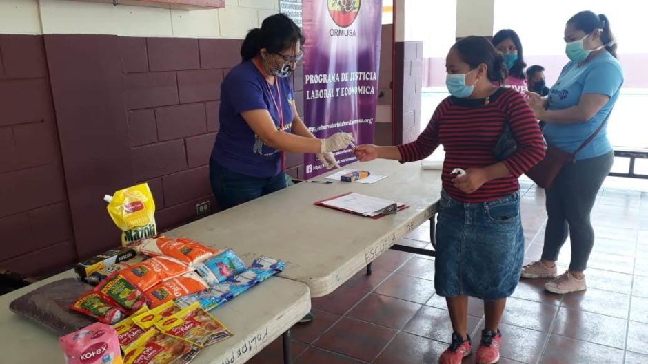 Frauen in El Salvador bei der Lebensmittelausgabe zu Corona-Zeiten