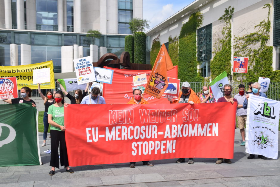 Mehr Menschenrechtsverletzungen und Klimakrise, weniger Tierwohl und existenzsichernde Löhne: 60 Organisationen fordern Bundesregierung und EU-Kommission auf, die Arbeit an dem aktuellen Handelsabkommen der EU mit dem Mercosur zu stoppen.