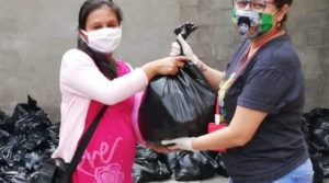 Lebensmittelpaketverteilung in El Salvador in der Corona-Pandemie