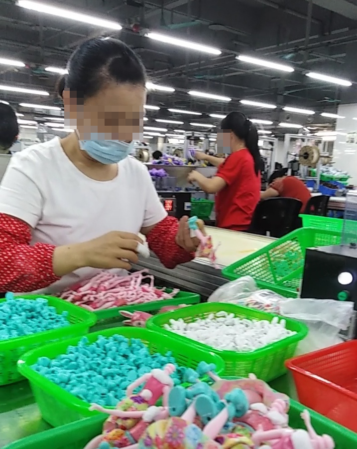 Verdeckte Ermittler*innen der Arbeitsrechtsorganisation China Labor Watch haben im Toys Report 2020 erneut schwere Arbeitsrechtsverletzungen in zwei chinesischen Spielzeugfabriken festgestellt.