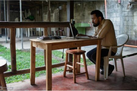 Carlos Choc im März 2019 in El Estor bei der Vorbereitung eines Treffens mit einem Mitglied der Sonderabteilung der Staatsanwaltschaft für Verbrechen gegen Journalist*innen.
Foto: James Rodríguez / mimundo.org