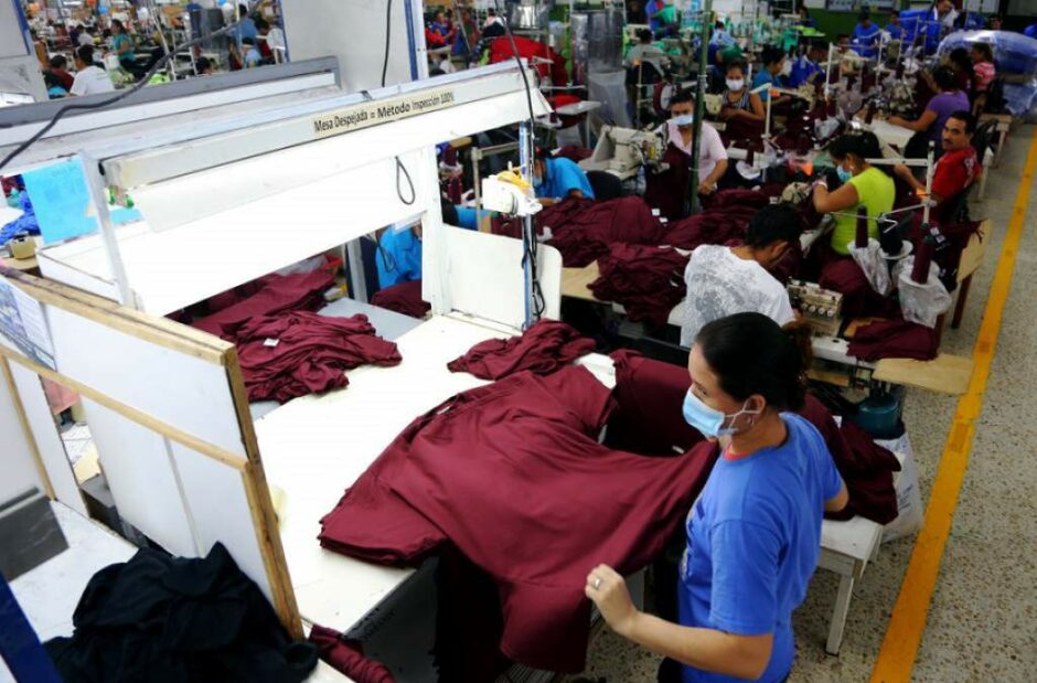 In zwei Textilfabriken El Salvadors, in denen Kleidung für Adidas produziert wird, wurden Näher*innen in der Corona-Pandemie im Stich gelassen. Jetzt mit einer Protestmail an den Branchenriesen aktiv werden!