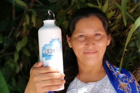 Sonia Sánchez im Dezember 2020. Sie engagiert sich gegen die Wasserprivatisierung in ihrem Land. "El Agua es un derecho, no una mercancia" - Wasser ist ein Recht, keine Handelsware, steht
auf ihrer Trinkflasche. Foto: Alfredo Carías