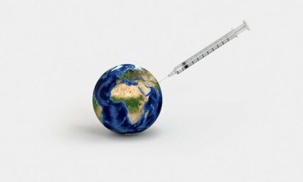 Bild der Erde in der eine Impfspritze steckt