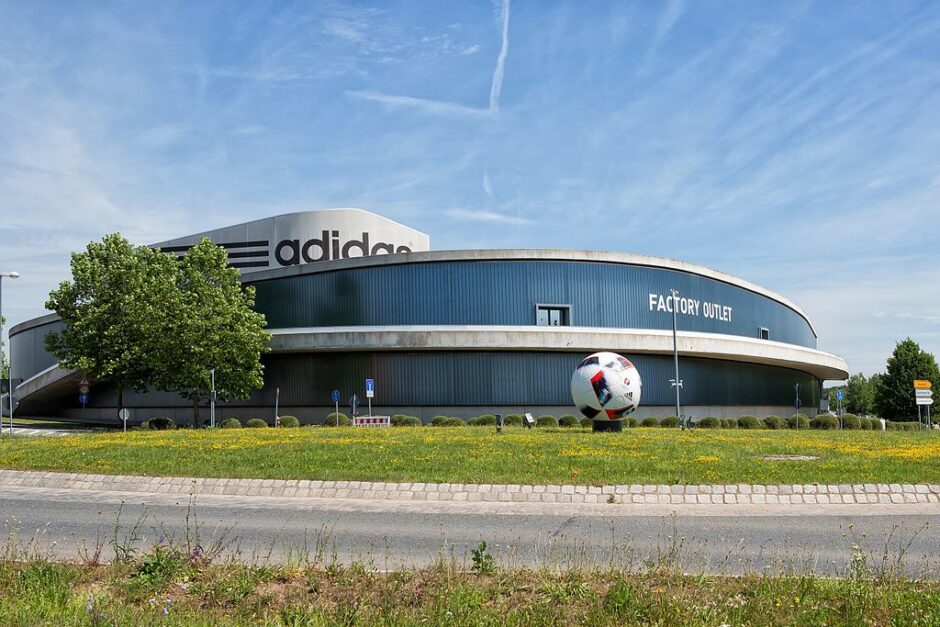 AdidasHauptquartier in Herzogenaurach mit großem Fußball-Monument davor auf einer Wiese