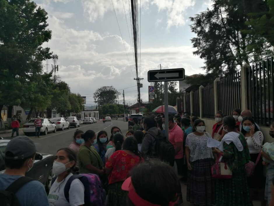 Auf eine friedliche Demonstration der indigenen Gemeinde Chicoyoguito in Guatemala reagierte die Polizei mit Gewalt und nahm 21 Männer fest. Unsere Partnerorganisation, das Menschenrechtszentrum CALDH, wirft den Behörden Willkür und rassistische Motive bei der Strafverfolgung vor.