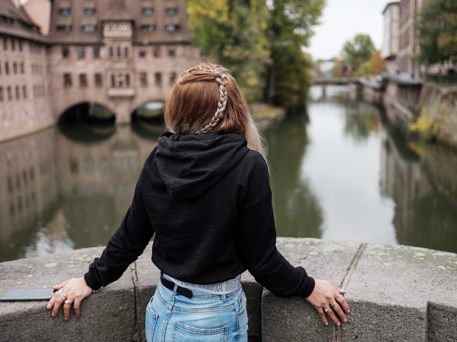 Die Reportage über rumänische Saisonarbeiter*innen handelt von Ausbeutung, Armut und dem Mangel an Bildung als Ausgangsproblem.