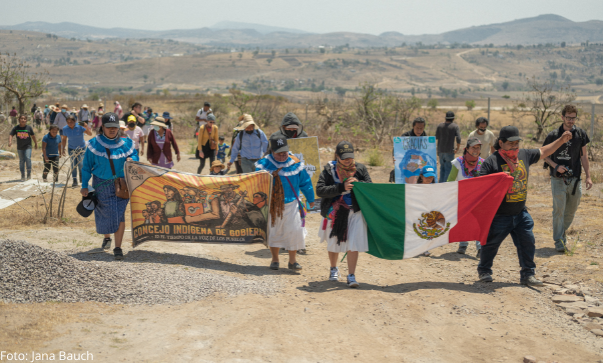 In einem Gastbeitrag berichtet Indigo, Klimaaktivistin aus Lützerath, von ihrem Besuch in Mexiko. Als Teil einer über 50-köpfigen „Karawane für das Wasser und das Leben“ besuchte sie einen Monat lang Orte des Indigenen Widerstands.