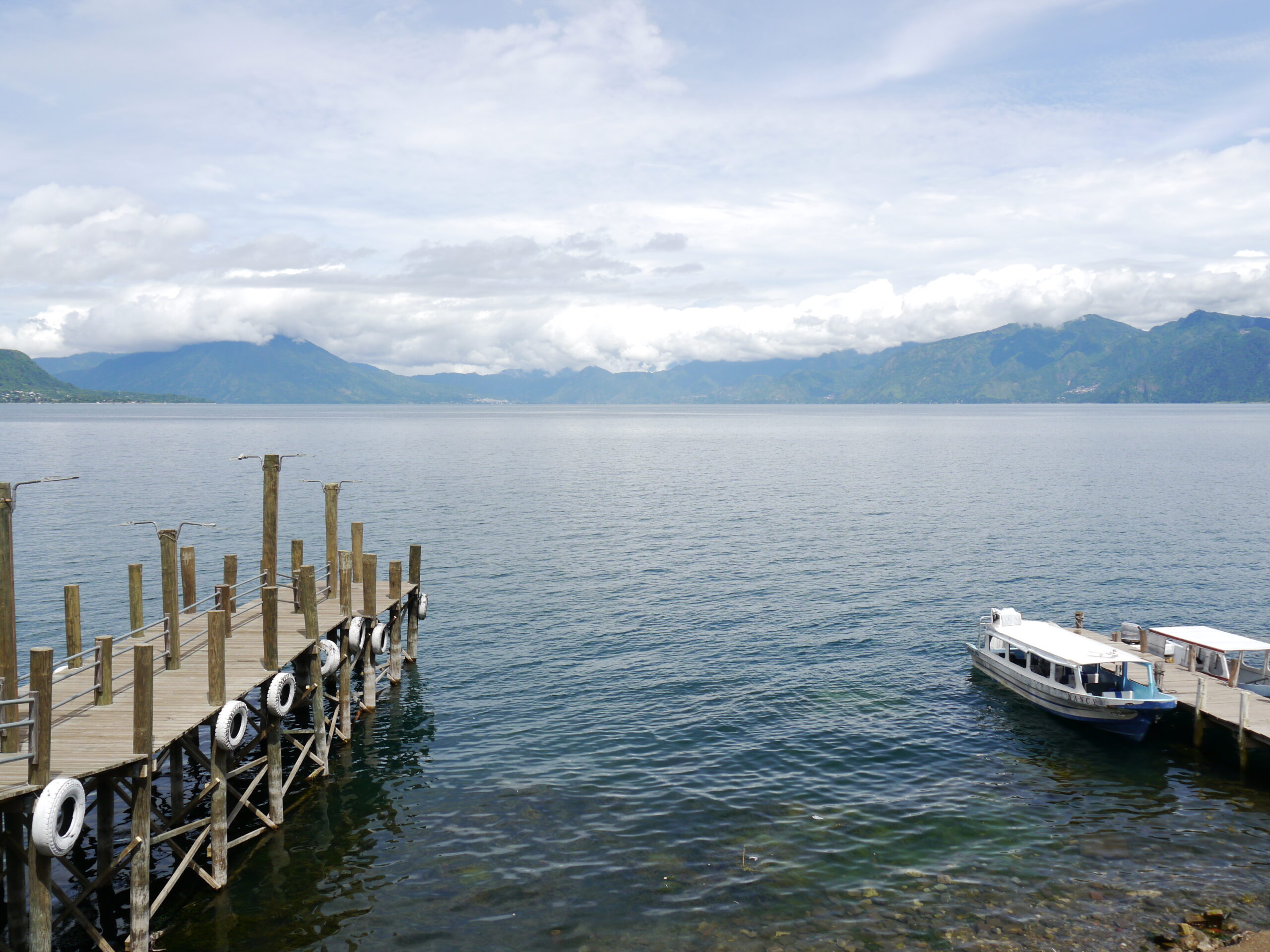 Der Atitlán-See, umgeben von drei Vulkanen.